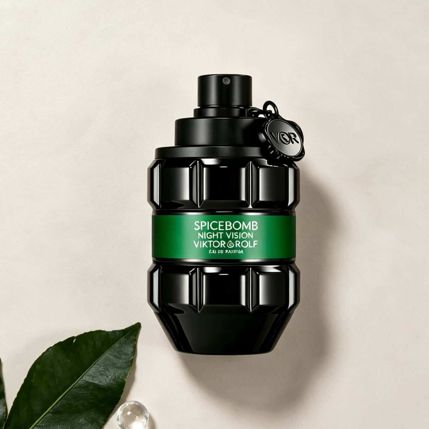 Wine&Beer Mouton - ヴィクトール＆ロルフ ナイトビジョン EDP メンズ香水、黒いファセットカットの手榴弾型ボトル、金属製のV&Rタグペンダント付き、グリーンラベルデザイン、リッチなスパイシーなウッディな香り、長時間持続するオードパルファムスプレー、男性用、日常、デート、パーティー、ギフトに最適