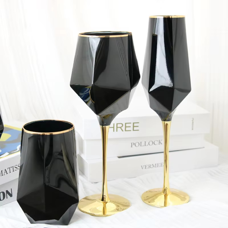 純粋な黒のクリスタルのワイングラス,金色のエッジ,豪華なゴブ - Wine In Beer Glass のレビューと価格