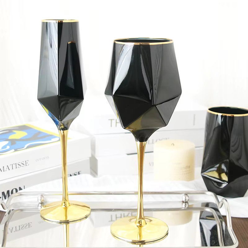 純粋な黒のクリスタルのワイングラス,金色のエッジ,豪華なゴブ - Wine In Beer Glass のレビューと価格